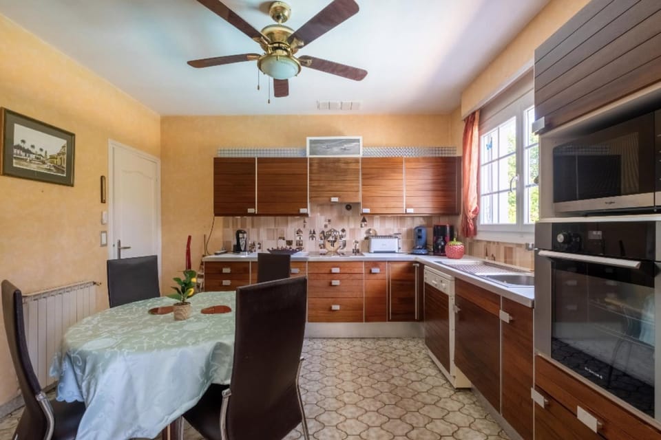 Large house with pool near beach House in Gujan-Mestras