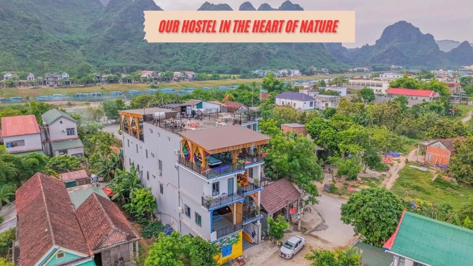 Property building, Nearby landmark, Bird's eye view, Mountain view, Location
