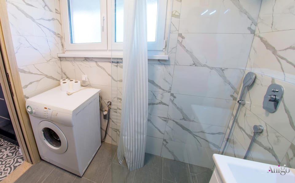 Shower, Toilet, Bathroom, towels, washing machine