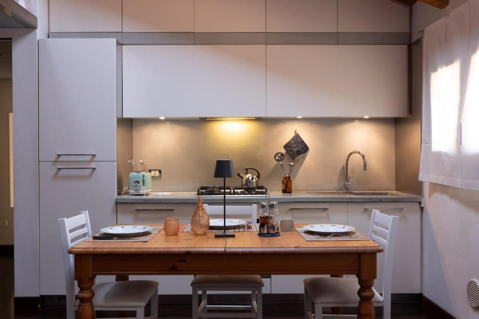 Kitchen or kitchenette, Dining area