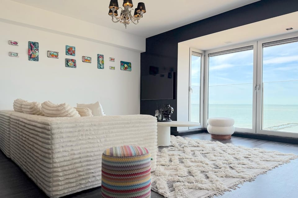 Natural landscape, Living room, Photo of the whole room, Seating area, Sea view
