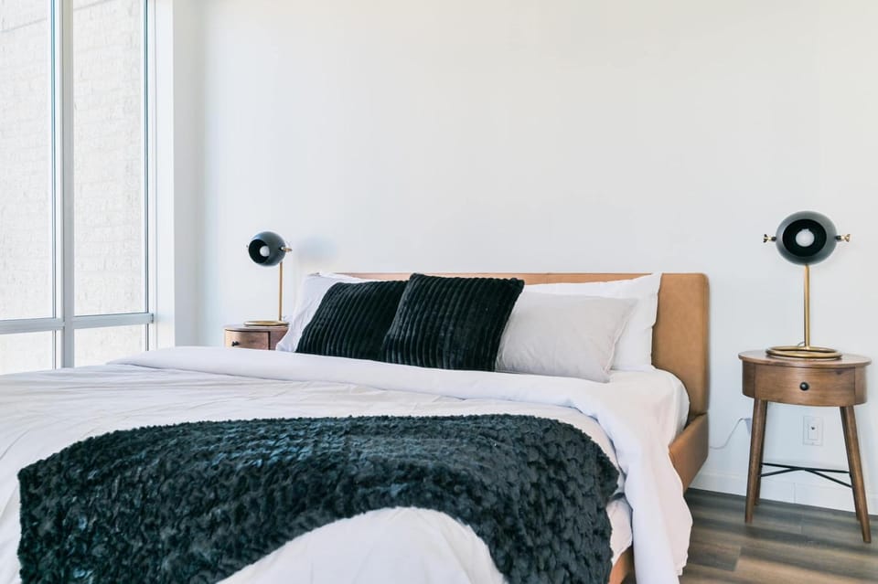 City View 2 King Suites Floor-to-Ceiling Views Apartment in Calgary