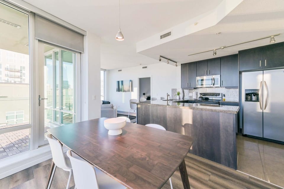 City View 2 King Suites Floor-to-Ceiling Views Apartment in Calgary