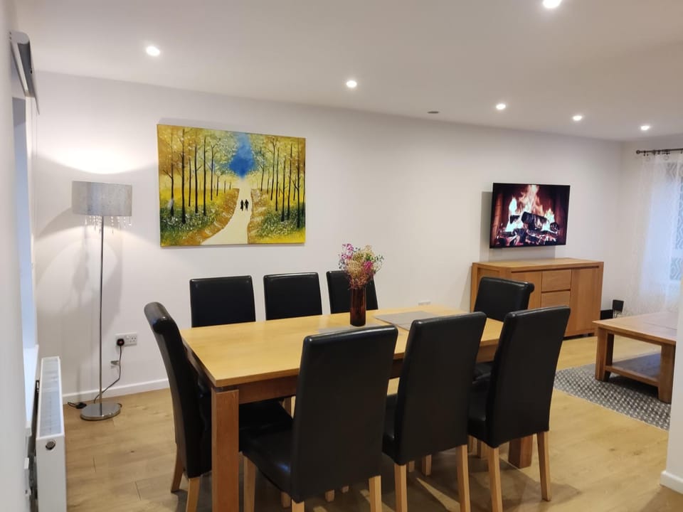 3 Bedroom house, Smart TV, PARKING 3 cars, GARDEN, Wi-fi, CONTRACTOR STAY, close to the Beach, Shops, Hospital, Airport Apartment in Bournemouth