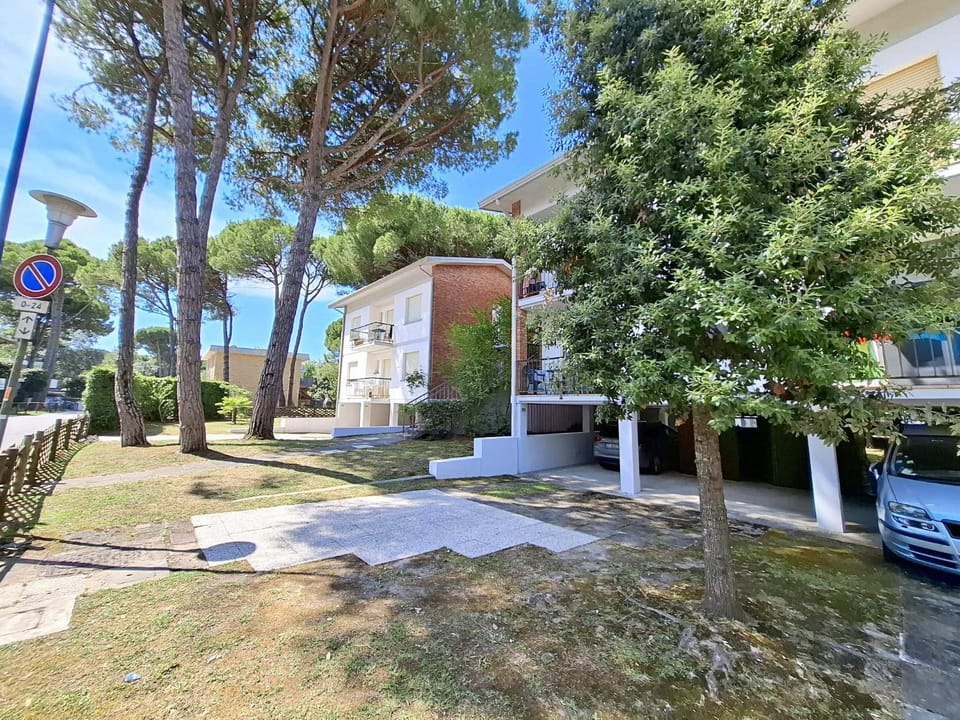 Property building, Neighbourhood, Garden, Parking