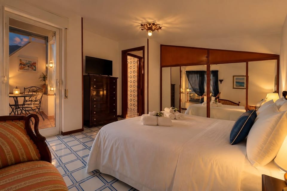 Photo of the whole room, Bedroom, wardrobe
