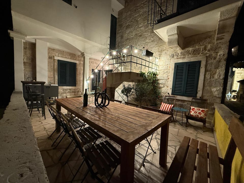 Seating area, Dining area