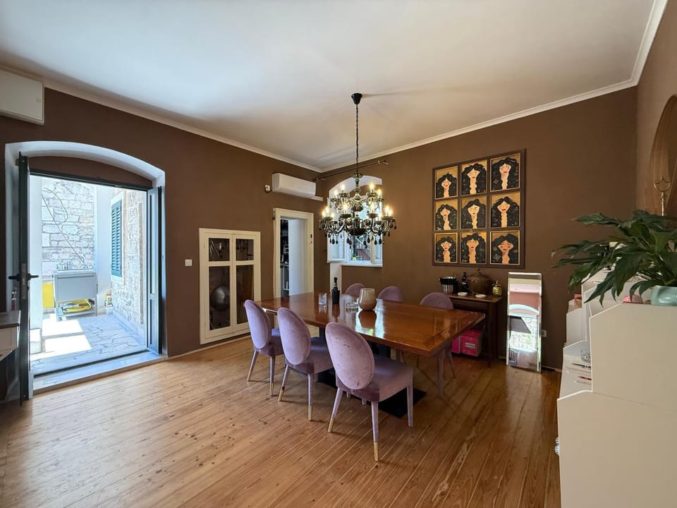Seating area, Dining area
