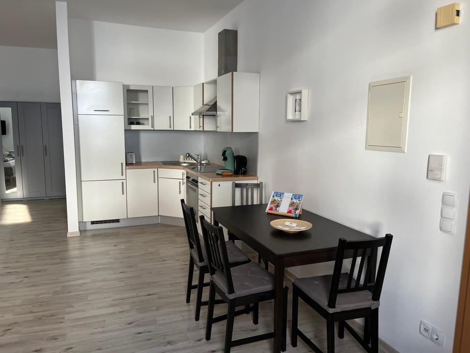 Kitchen or kitchenette, Dining area, stove