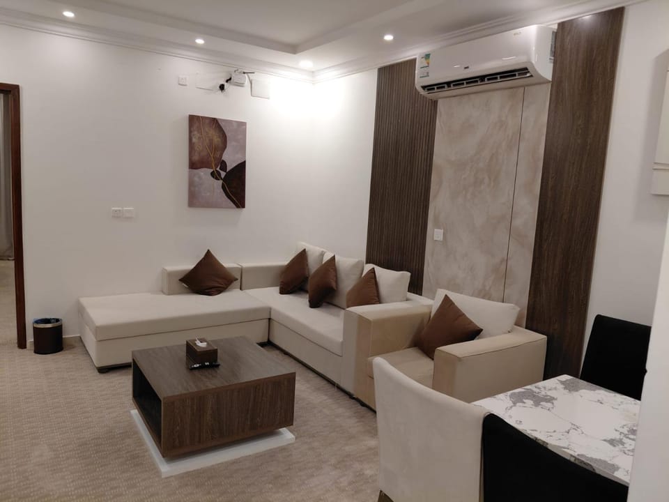 Bed, Living room, Seating area, air conditioner