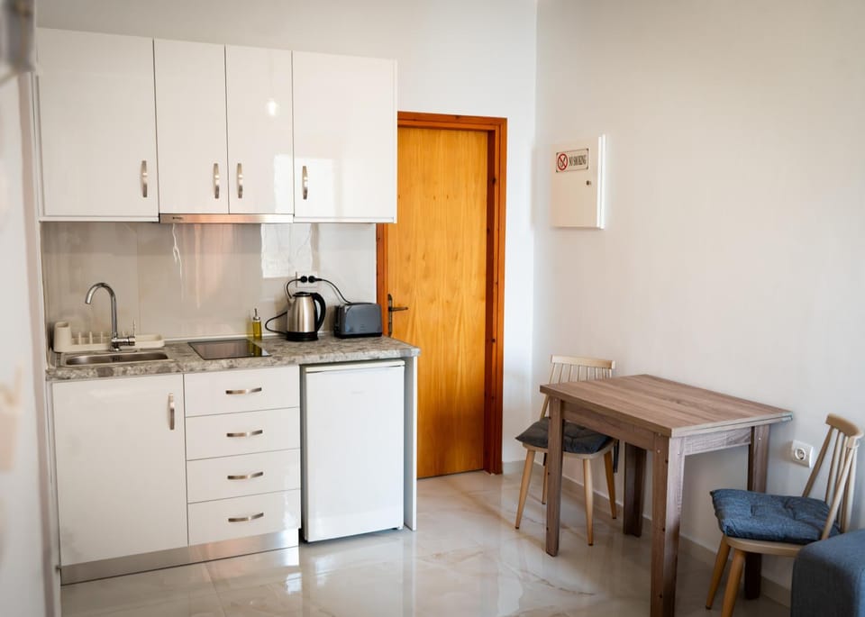 Kitchen or kitchenette, Dining area, kitchen