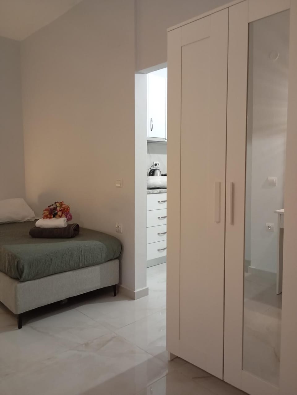 Photo of the whole room, Bedroom