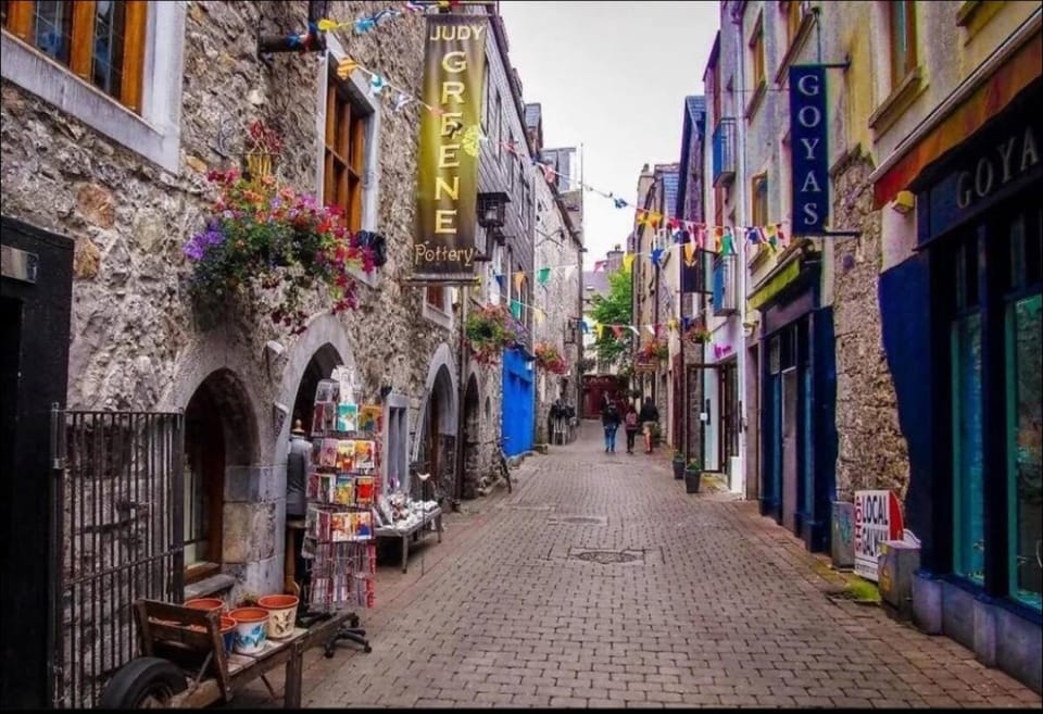 2 bedroom deluxe Galway city centre location location Free parking Apartment in Galway