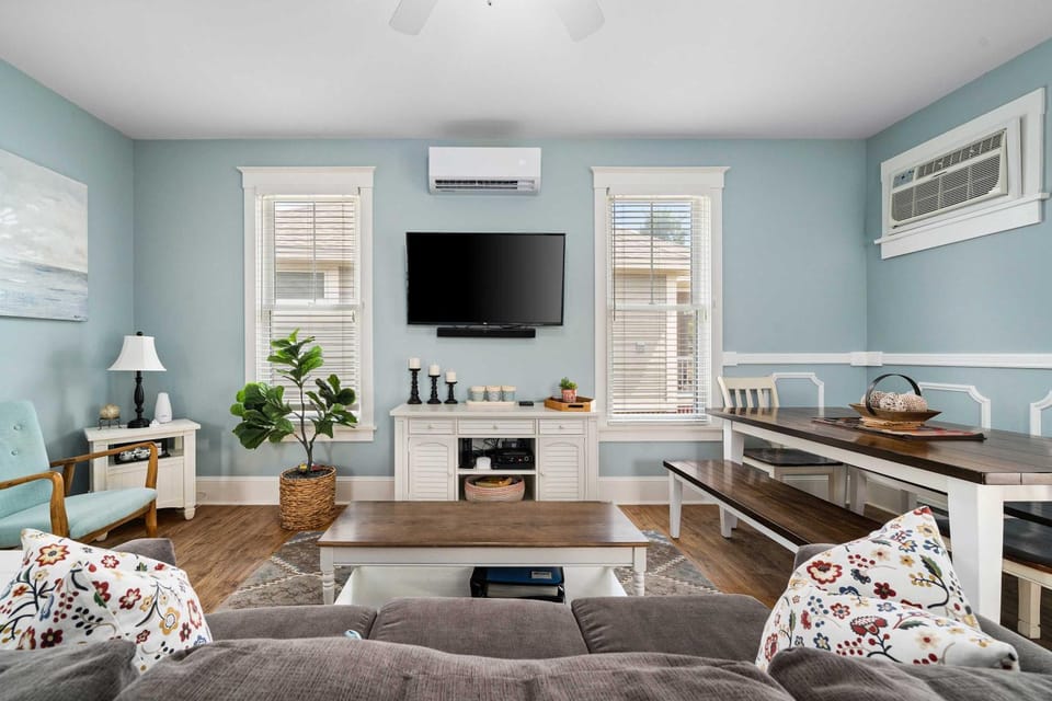 The Catbird - 28 Butternut House in New York