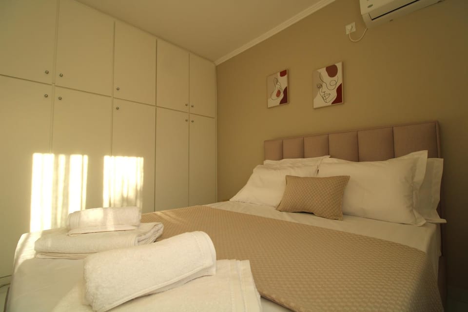 Bed, Bedroom, towels, wardrobe, air conditioner