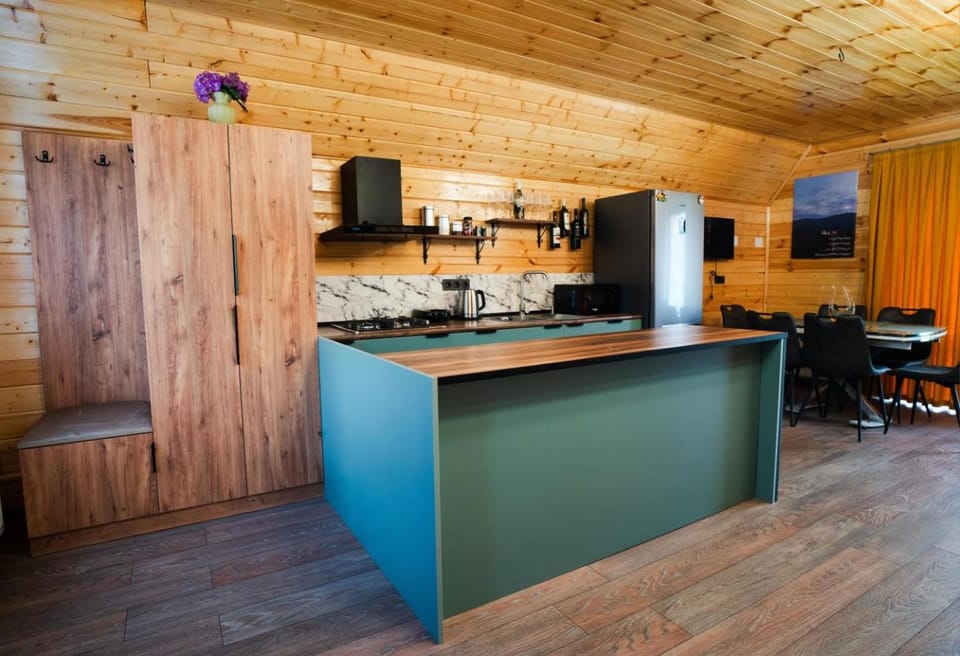 Kitchen or kitchenette, Dining area, minibar, oven, pet friendly, stove