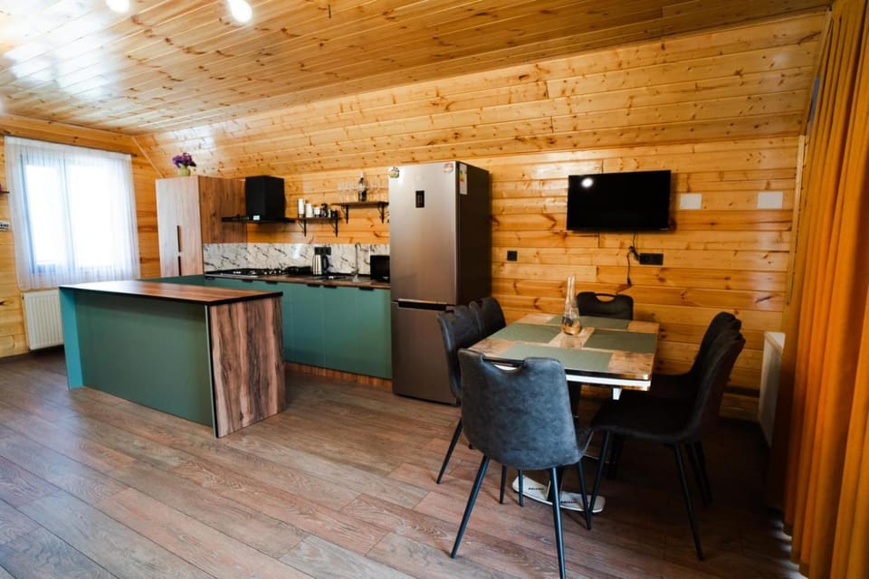 Communal lounge/ TV room, TV and multimedia, Coffee/tea facilities, Kitchen or kitchenette, Dining area, Evening entertainment, minibar, oven, pet friendly, stove
