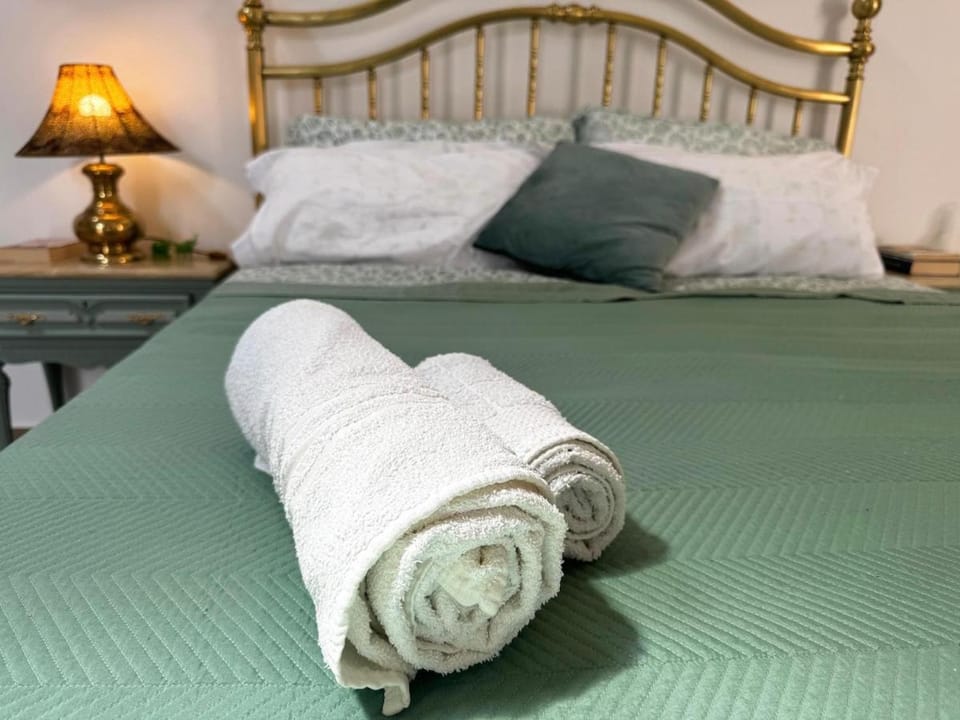 Bed, towels