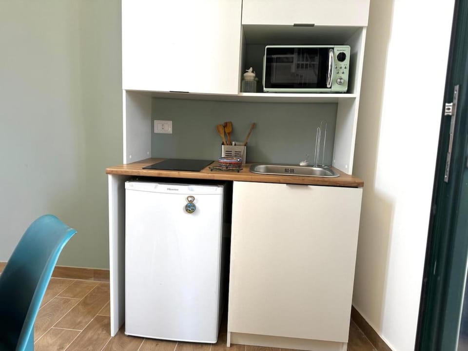 Kitchen or kitchenette, oven, stove