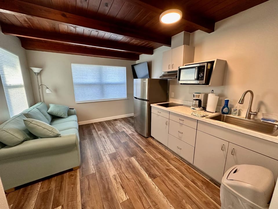 Coffee/tea facilities, Kitchen or kitchenette, Living room, Seating area, stove