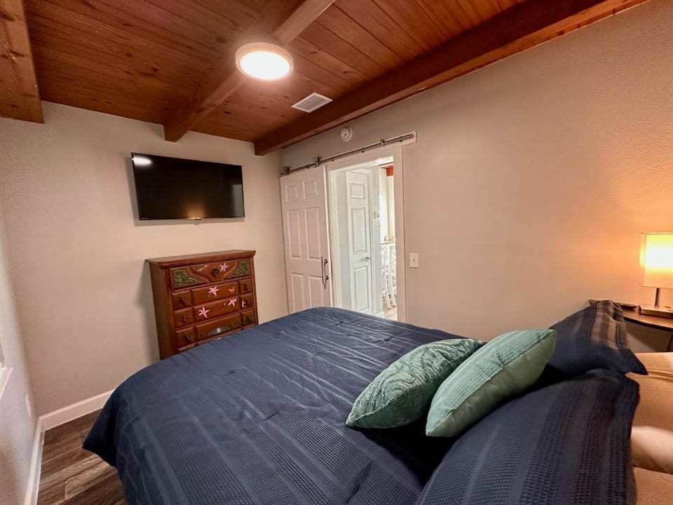 Bed, TV and multimedia, Bedroom