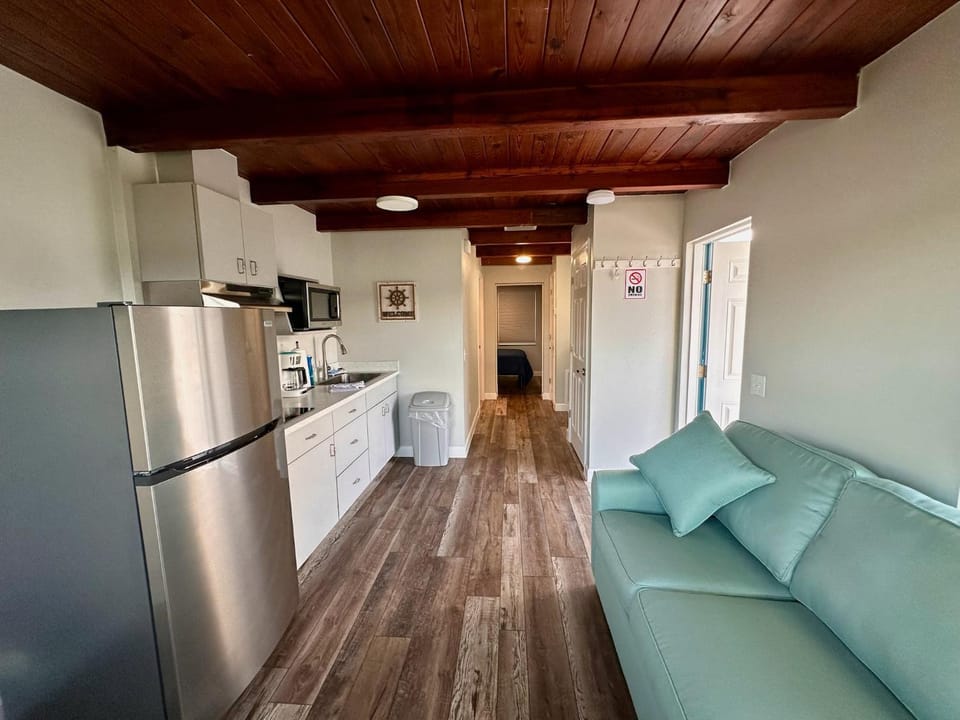 Kitchen or kitchenette, Living room, Seating area, stove