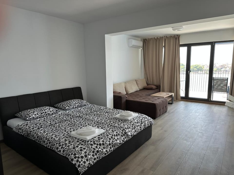 Bed, Photo of the whole room, towels