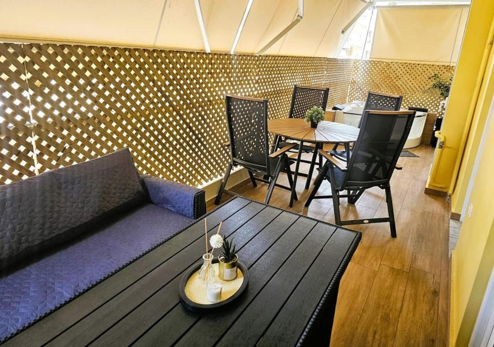 Jenny's Dream Home II Athens Lux 2BR Apt, Hot Tub, CBD, Fast WIFI, Netflix Apartment in Athens