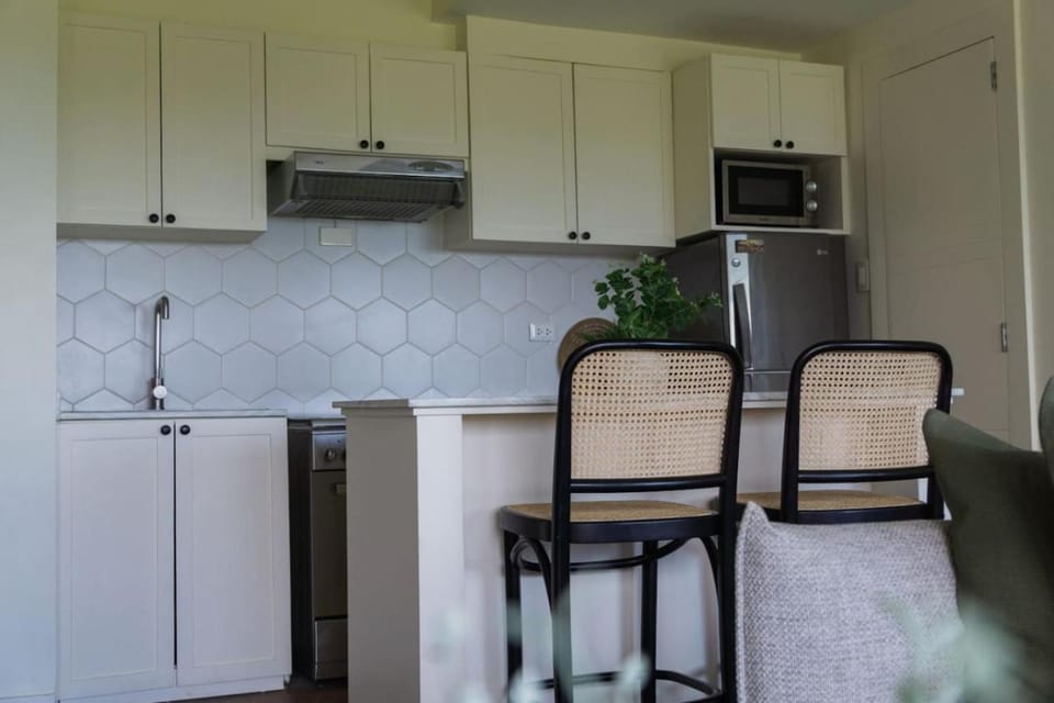 Kitchen or kitchenette, Seating area, Dining area, oven, stove