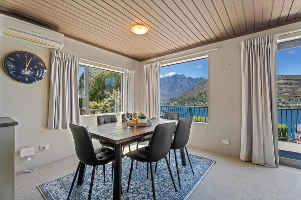 De La Mare views House in Queenstown