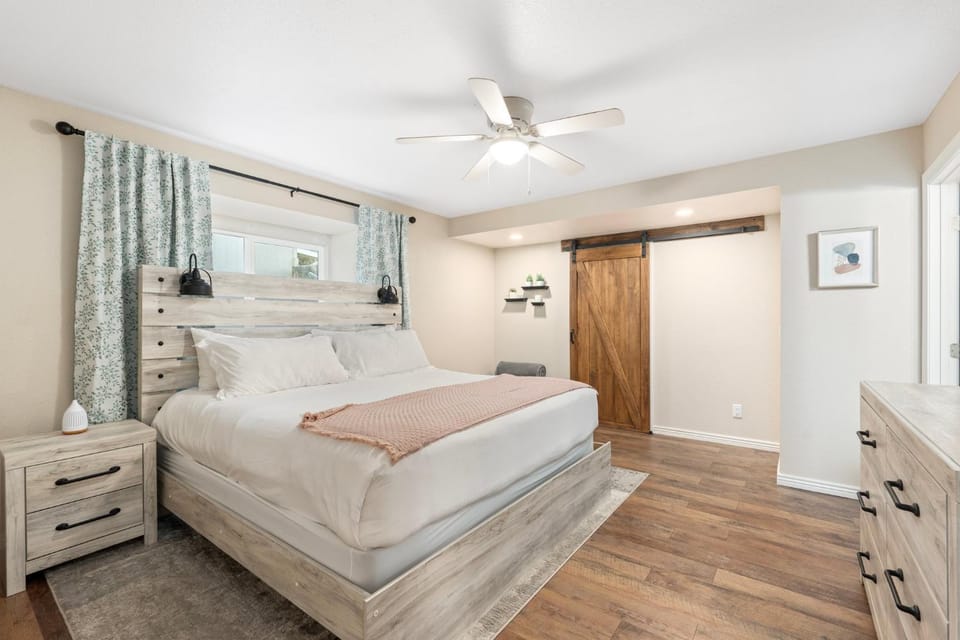 Bed, Photo of the whole room, Bedroom
