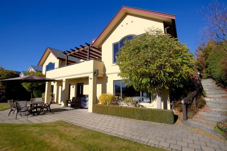 Warm and spacious 2 bedroom, downstairs apartment Apartment in Wanaka