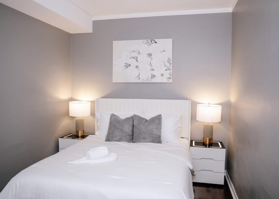 Sleeps7 • 2BR • Coffee Station • Backyard w/ Grill Apartment in Chicago