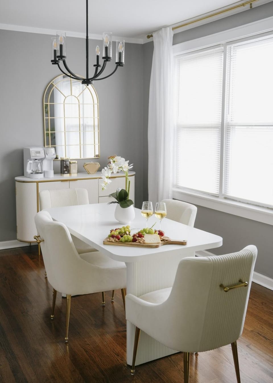 Sleeps7 • 2BR • Coffee Station • Backyard w/ Grill Apartment in Chicago