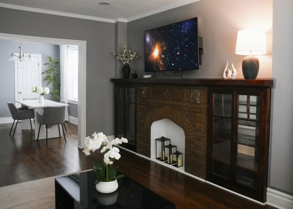 2BR w/ Workspace - Coffee Bar - Near Transit Apartment in Chicago