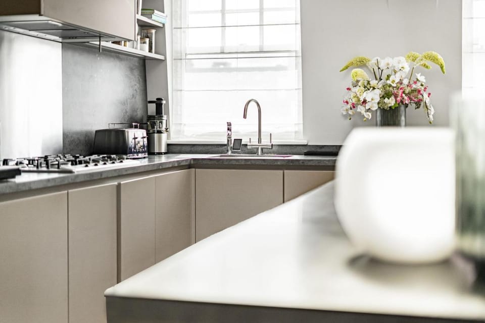 Coffee/tea facilities, Kitchen or kitchenette, stove, toaster