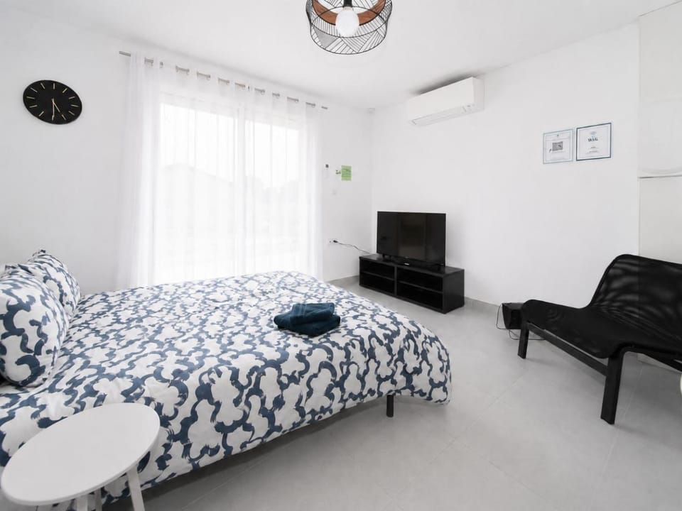 Bed, Night, TV and multimedia, air conditioner