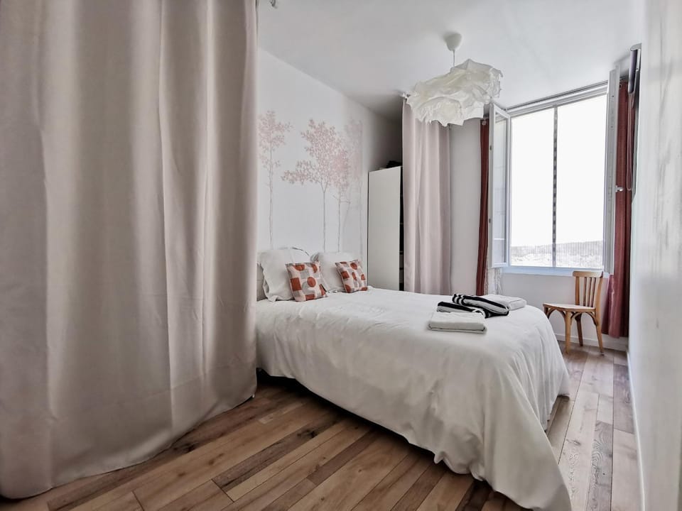 Bed, Bedroom, towels