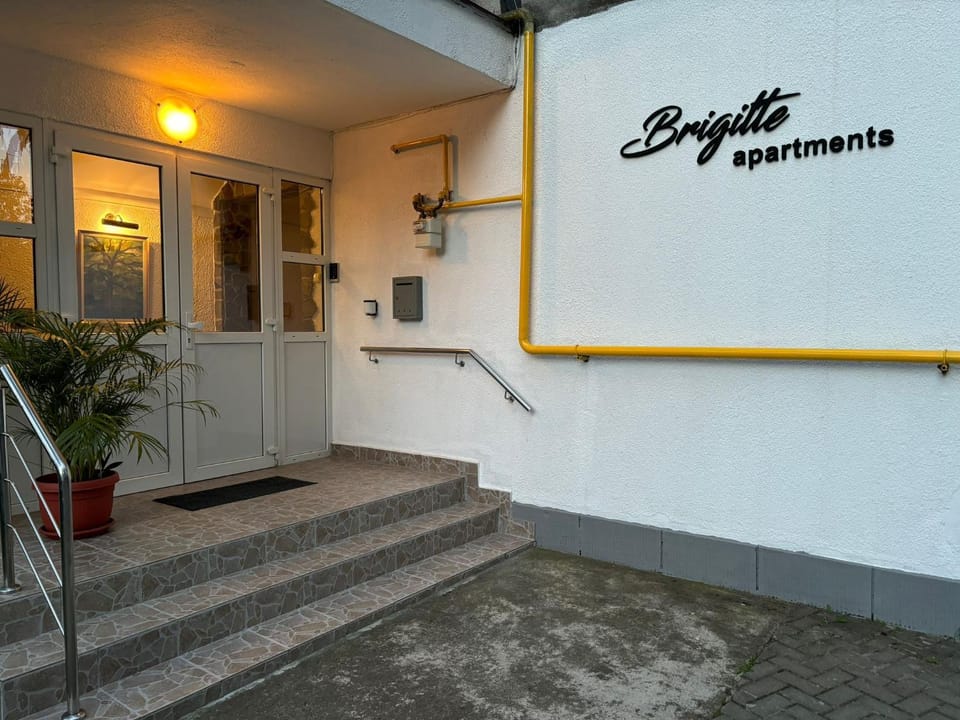 Facade/entrance, Logo/Certificate/Sign, Text overlay, Street view