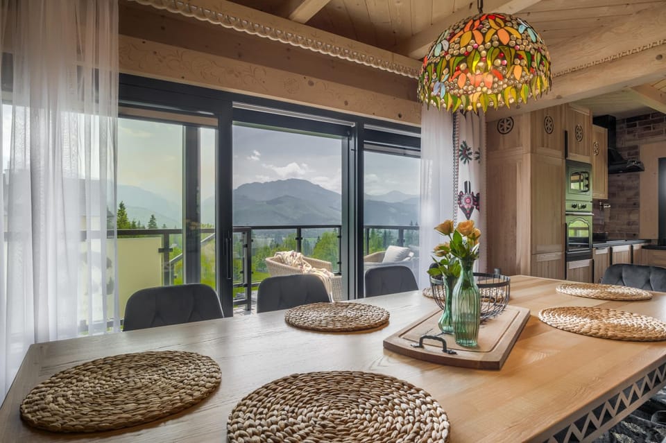 Living room, Dining area, Mountain view