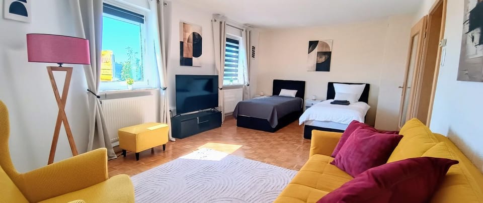 Communal lounge/ TV room, Bed, TV and multimedia, Living room, Photo of the whole room, Seating area, Evening entertainment, Bedroom