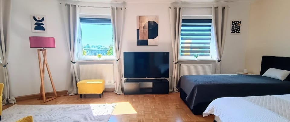 Communal lounge/ TV room, Bed, TV and multimedia, Photo of the whole room, Evening entertainment, Bedroom, internet
