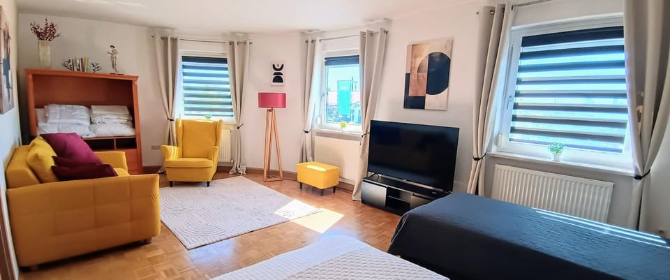 Communal lounge/ TV room, TV and multimedia, Living room, Seating area, Evening entertainment