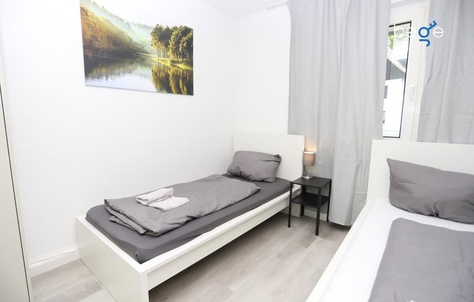 Bed, Photo of the whole room, Seating area, Bedroom, towels