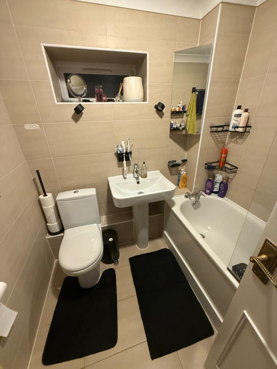 Shower, Toilet, Bathroom, Bath, towels, Internal: Not applicable to any particular room