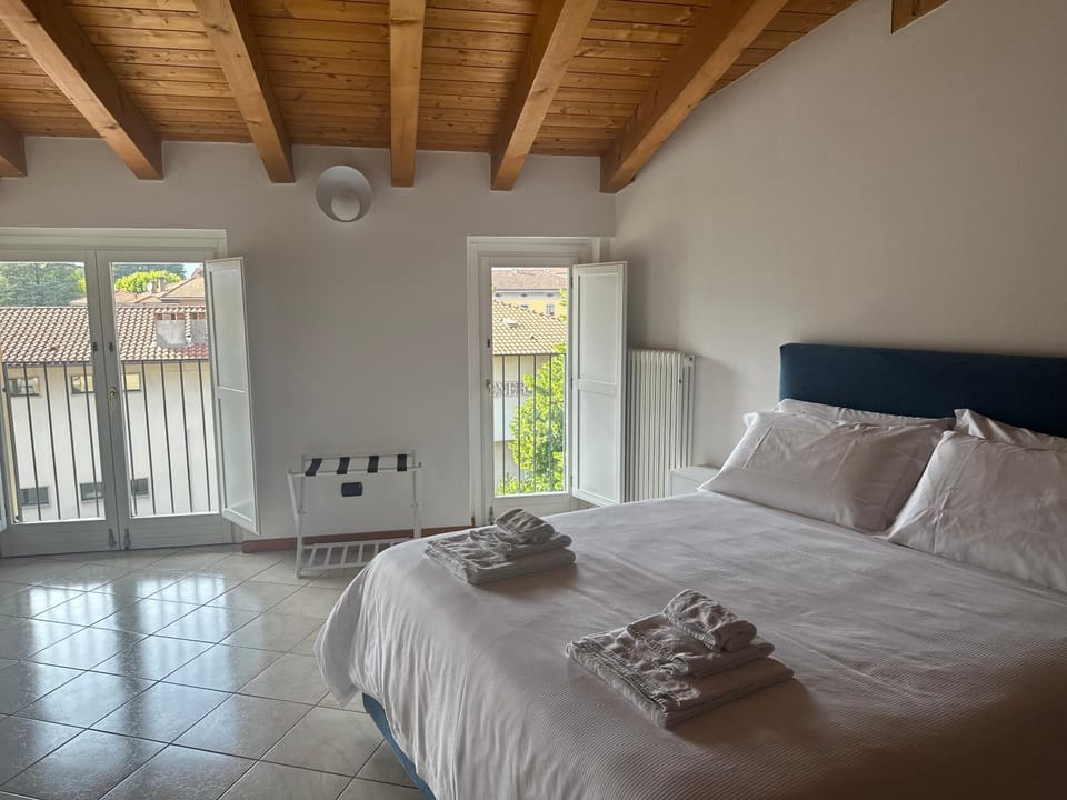 Bed, Bedroom, towels