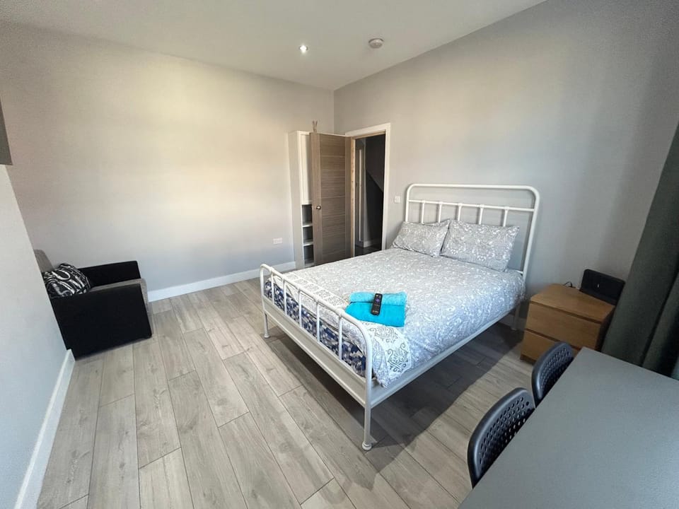 Bed, Photo of the whole room, Bedroom, towels