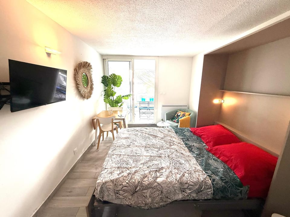 Bed, TV and multimedia, Living room, Photo of the whole room, Seating area, Bedroom, internet, internet, internet, air conditioner, air conditioner