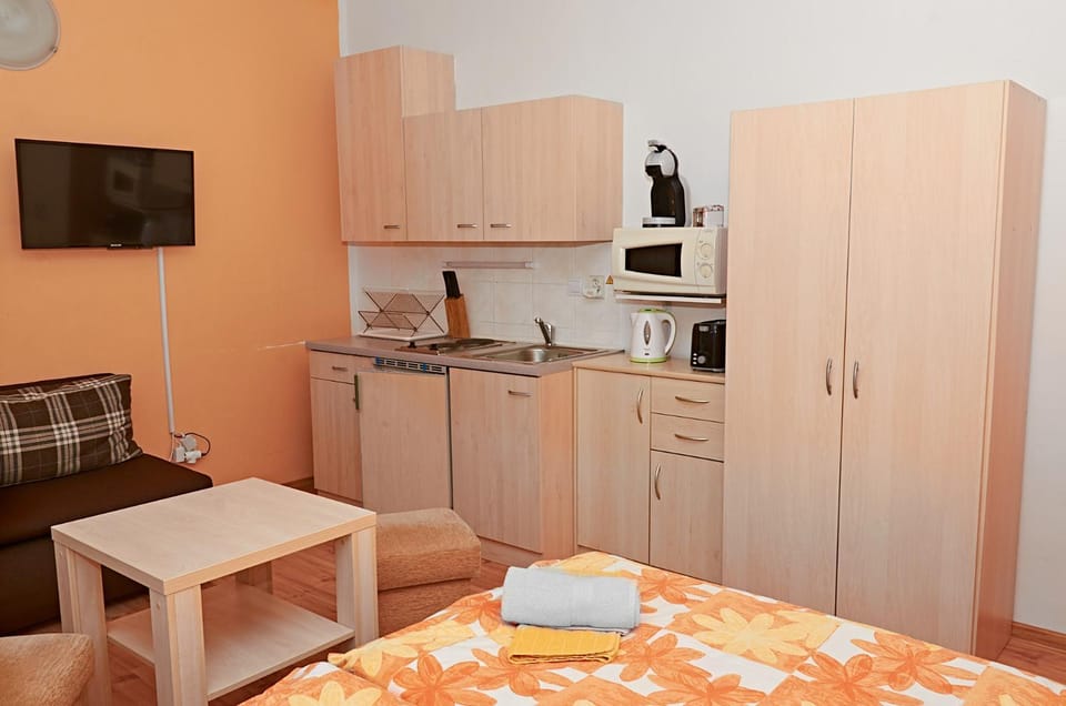 TV and multimedia, TV and multimedia, Photo of the whole room, Communal kitchen, wardrobe, kitchen