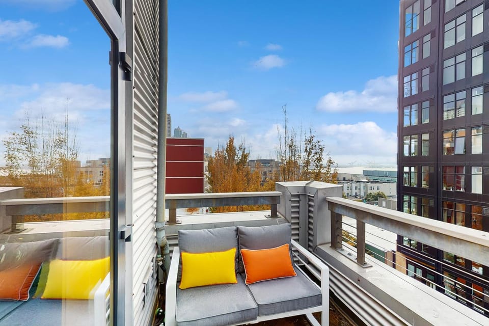 Penthouse on the Bay Apartment in Belltown